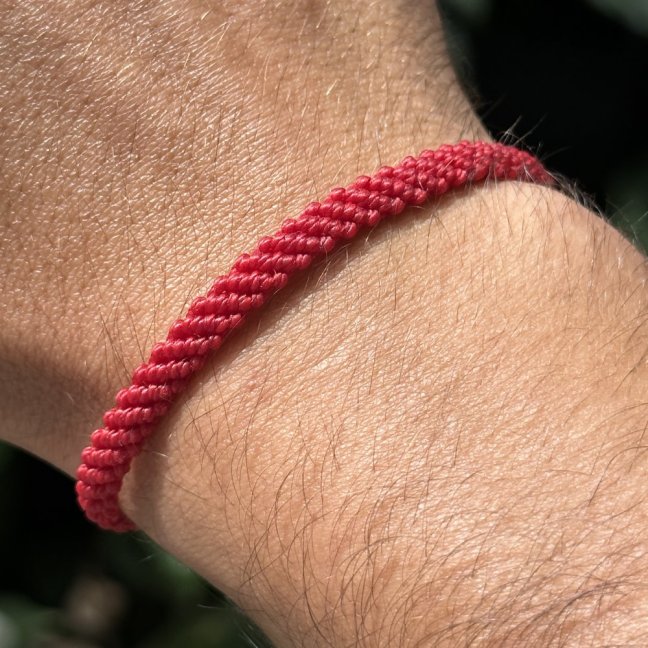 Pletený macrame náramek - ČERVENÝ