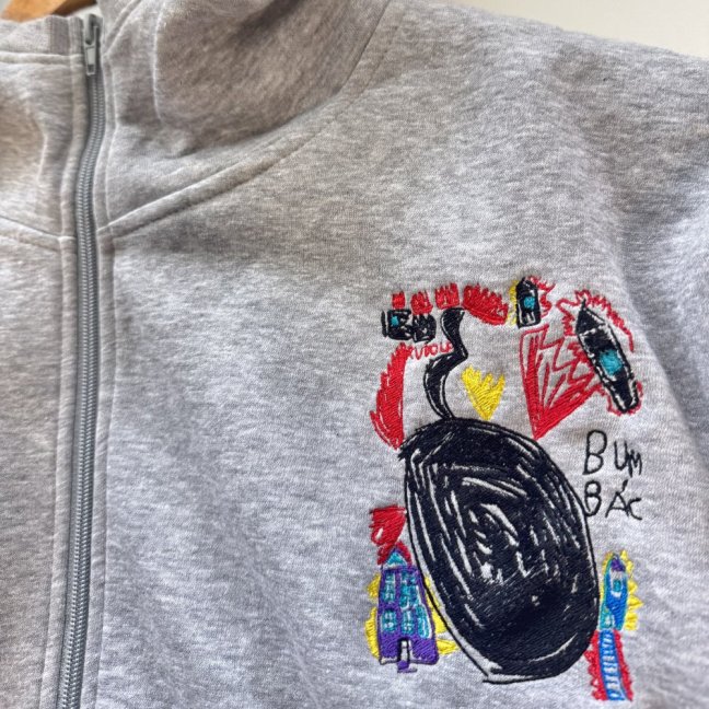 Mikina s vlastnou výšivkou na zips