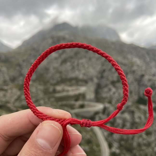 Pletený macrame náramek - ČERVENÝ