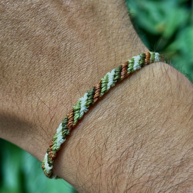 Pletený macrame náramok - TRUST