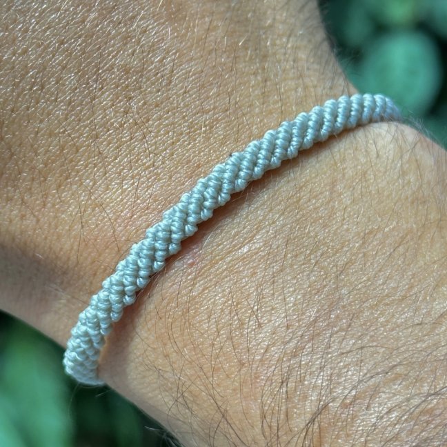 Pletený macrame náramok - ŠEDÝ