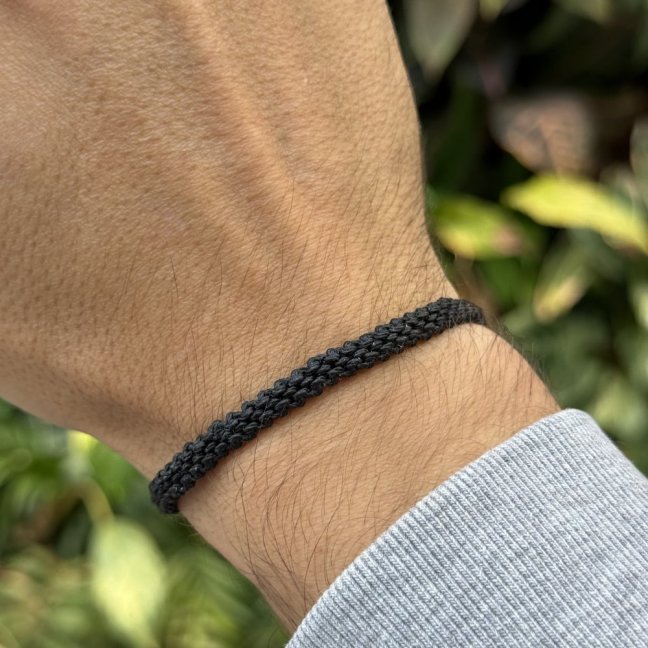 Pletený macrame náramek - ČERNÝ