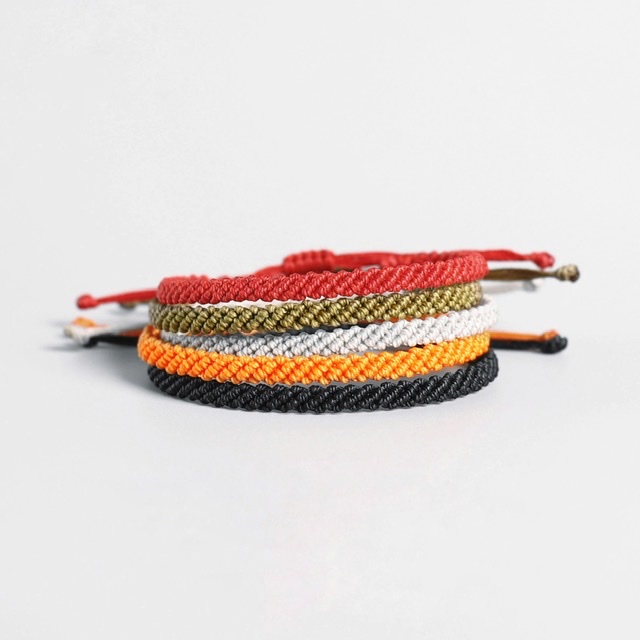 Pletený macrame náramek - ČERVENÝ